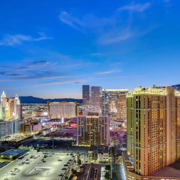 MGM Signature-30-705 F1 Track & Strip View Balcony, hotel in Las Vegas