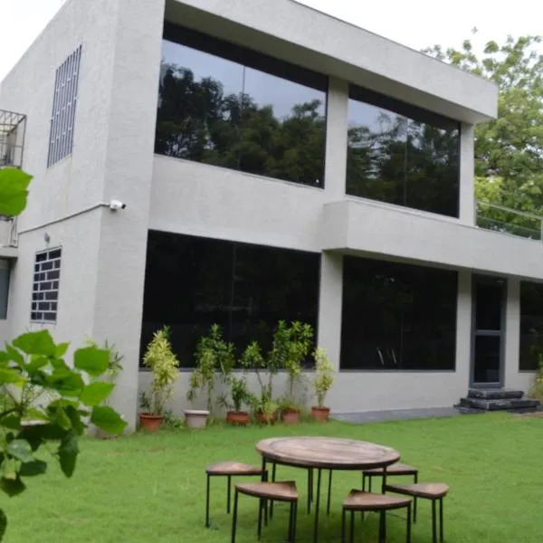 VSP's Villa - Kensville Golf Living, hotel in Nānodra