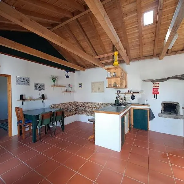 Casita - your home in Flores، فندق في Lajes das Flores
