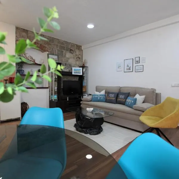 Apartment in a stone building by the Adriatic Sea, hotel v destinaci Kaštela