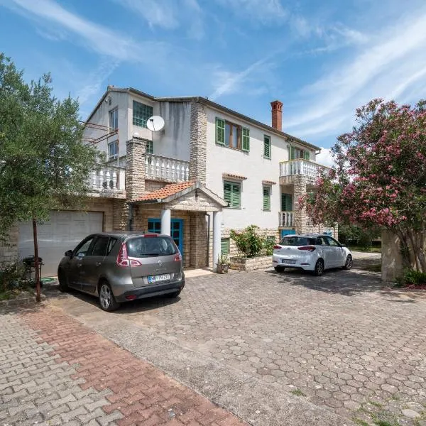 Apartments and rooms by the sea Mrljane, Pasman - 327, hotel v destinaci Neviđane