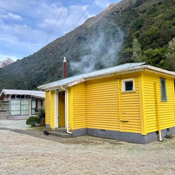 Super 'Cosy' Basic Cabin in The Middle of National Park and Mountains, hotel in Otira