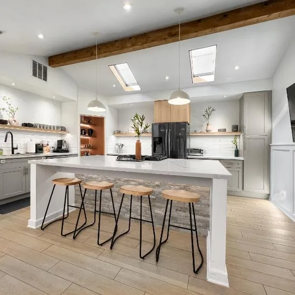 open airy custom designed home - 2kings - sleeps 14, hotel in Houston