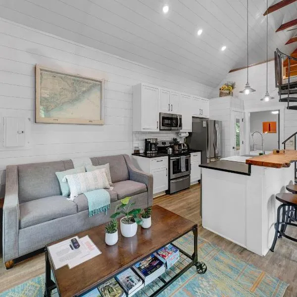 Cozy Island Cottage, hotel in Charleston
