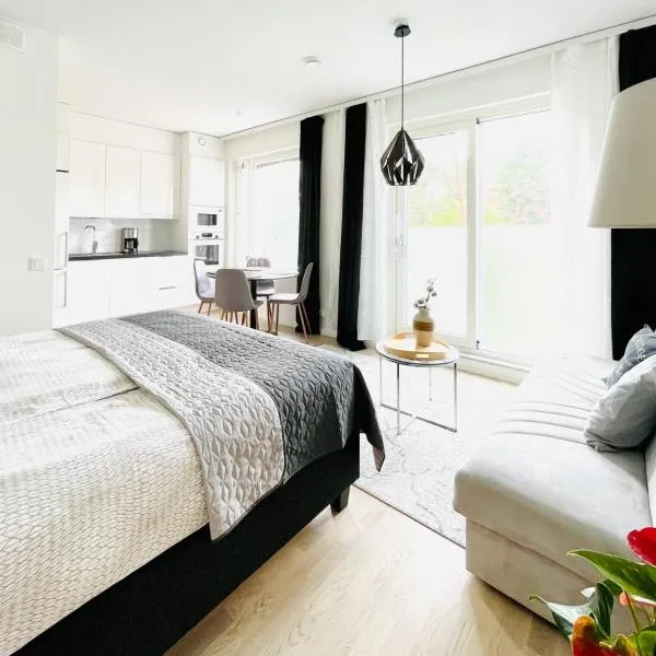 Cozy studio, easy access to Helsinki and near shopping center, hotel em Helsínquia