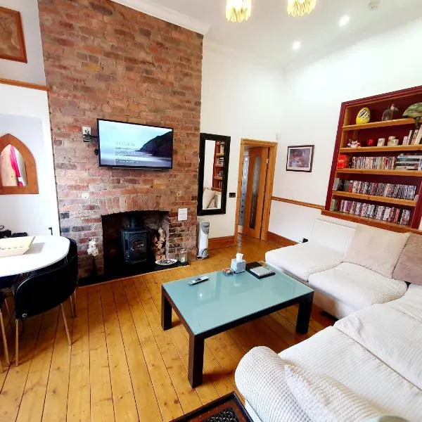 F1 MAISON 108 - Holiday Home - Full Kitchen - Street FREE PARKING, NETFLIX - 68Mbps BT WIFI - DVD's - Welcome Tray - By Corner from Gavin n Stacey Film House, hotel in Barry