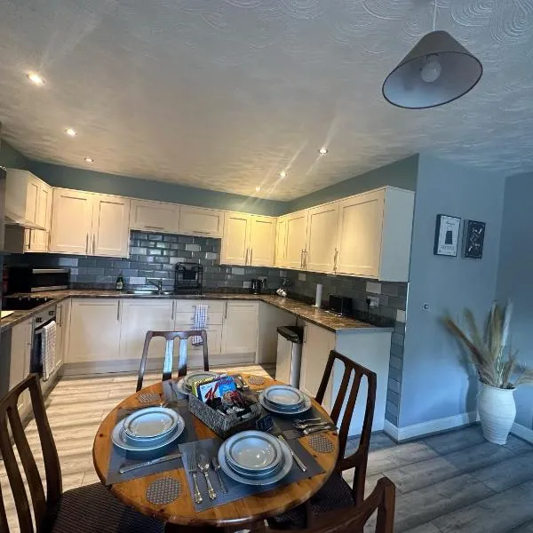 Entire 2 bedroom house., hótel í Rowley Regis