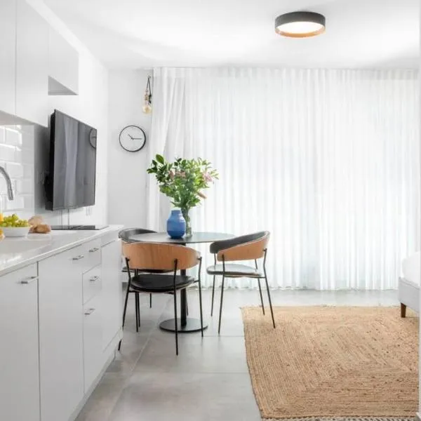 דירה יפהפייה עם מרפסת 100 מטר מהים - by Edomlux, hotell Eilatis