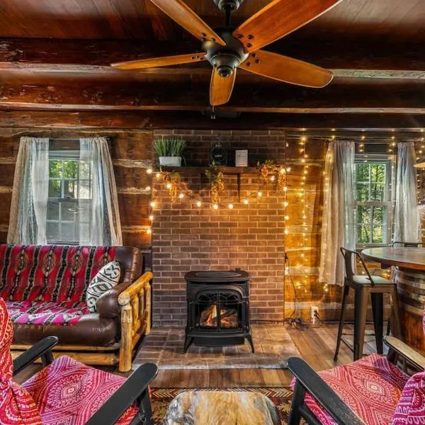 Boozy Bear Bungalow romantic cabin 5 mins 2 downtown with hot tub and fire pit, hotel v destinaci Gatlinburg