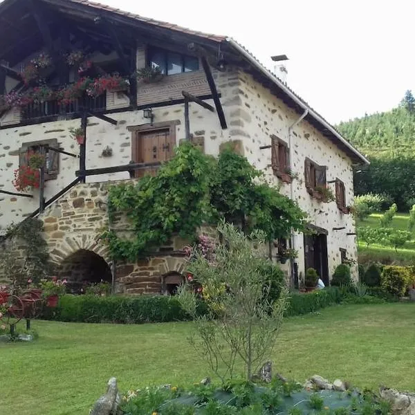 caserio vasco con piscina y barbacoa, Hotel in Orozko