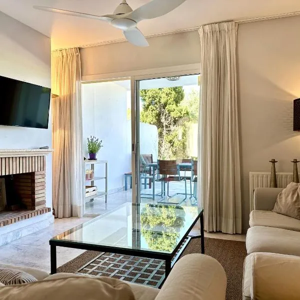 Blue House in Guadalmina Baja, with a large terrace overlooking the Golf, hotel i Marbella