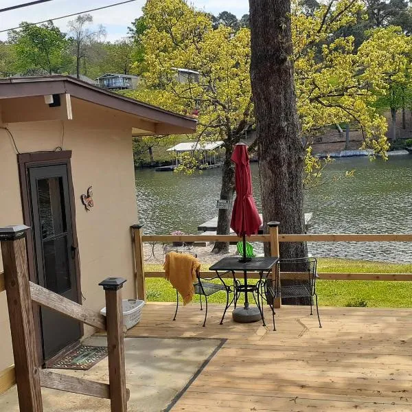#02 - Unique Lakeside Studio Cottage- Pet Friendly, hotel in Hot Springs