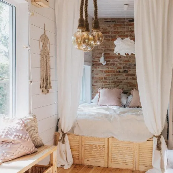 Domek w drzewach w Siedlisku Polanka, hotel en Dobre