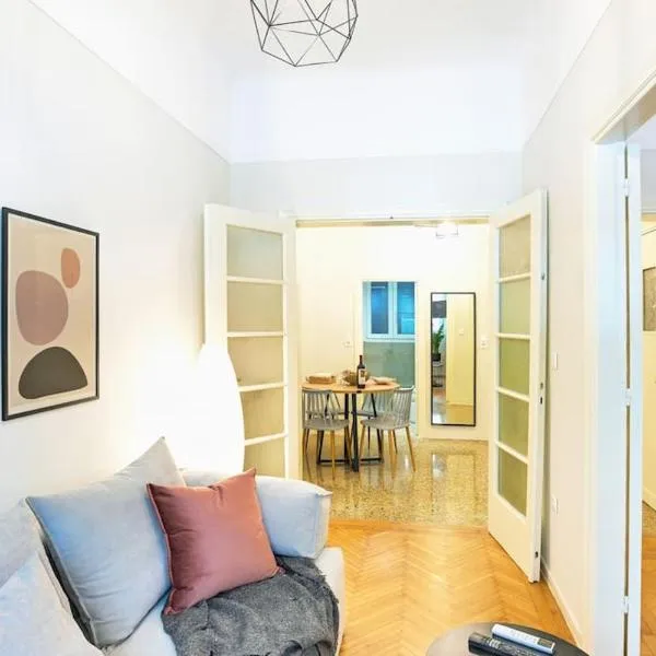 Newly Renovated Apartment in the heart of Athens., hotel v Aténach