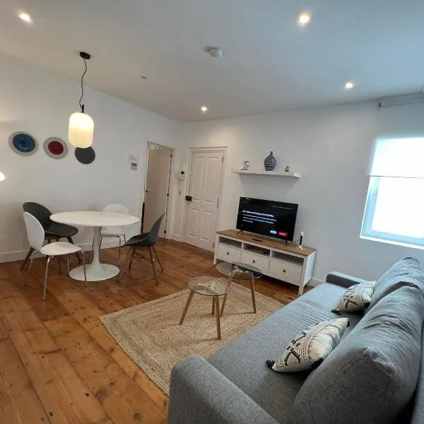 Peaceful 1BR with shared terrace at the Nook, hotel di Gibraltar