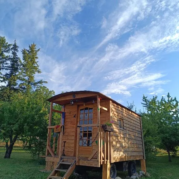 Roulotte Ô Rêves Atypiques, ξενοδοχείο σε Boucé