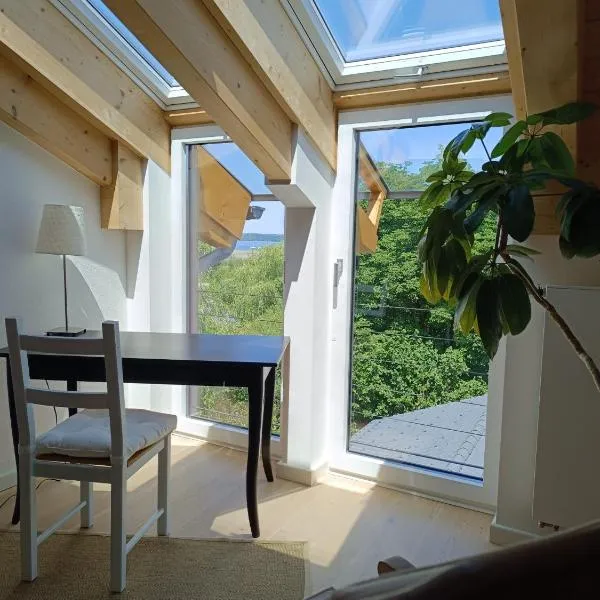 Apartment unterm Dach mit kleinem Seeblick: Münsing şehrinde bir otel