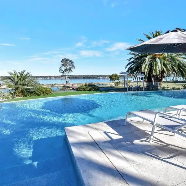 Lake Palm Resort Luxury Retreat absolute Waterfront on 3 acres at Lake Macquarie., hotel in Dora Creek