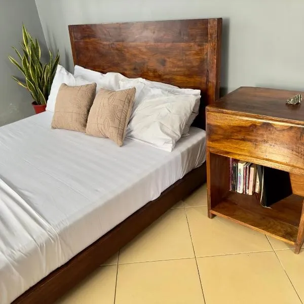 Sally's home-near JNIA airport, khách sạn ở Dar es Salaam
