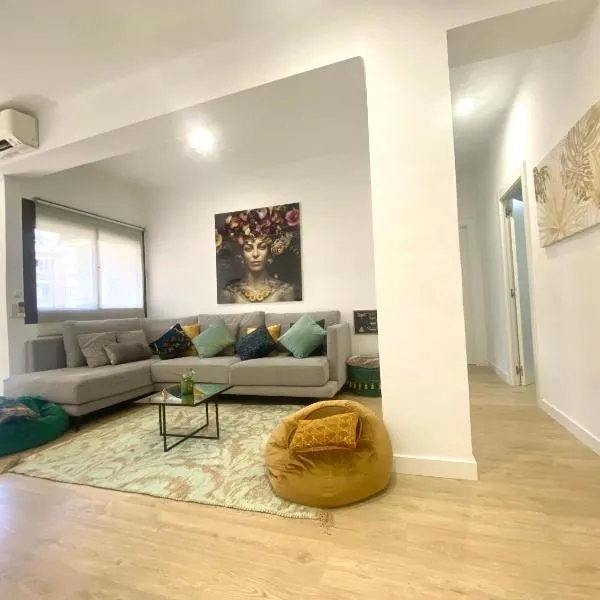Barcelona Chic Apartments- Free Parking - 10 min BCN center by metro, hotel in Barcelona