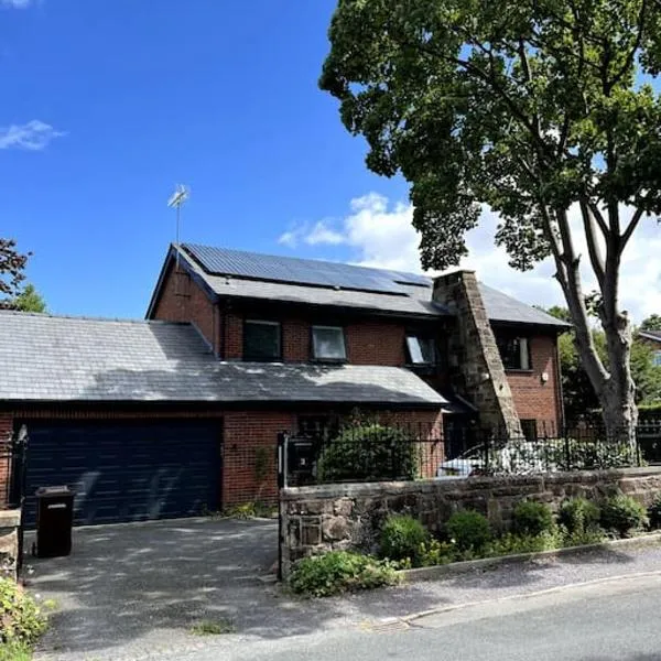 Large 4 bedroom house, electric gated driveway., hotel v destinaci Bidston