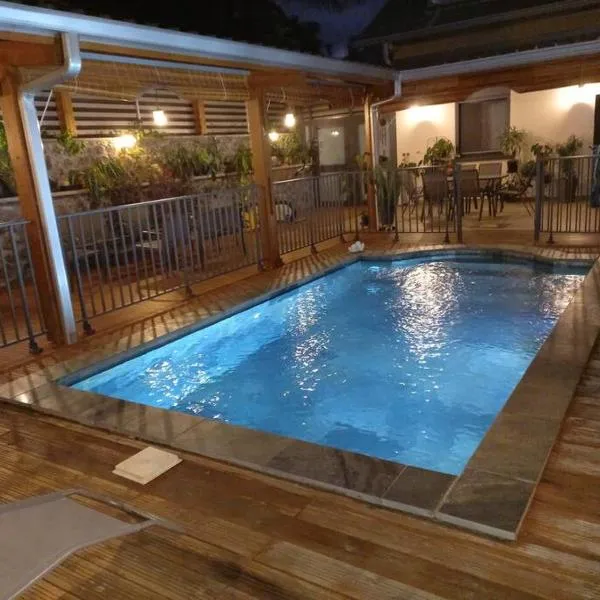 Haut de villa avec piscine、サン・ジョゼフのホテル