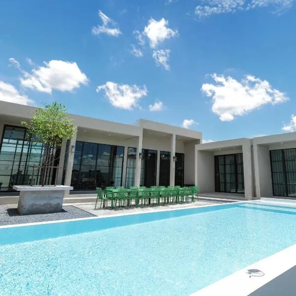 holiday fever x the pool, hotel in Ban Sap Noi