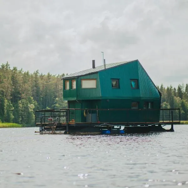 Floating guest house Musters, hotel in Paķules