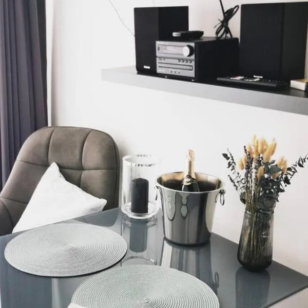 HH 02 by ROCKCHAIR - SUPERHOST Status - Modernes Apartment mit sonnigem Balkon & premium Boxspringbetten in Winterhude - Hamburg Top Geheimtipp, hotel i Hamborg