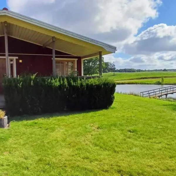 Sjötorps säteris stugby, hotel in Larv