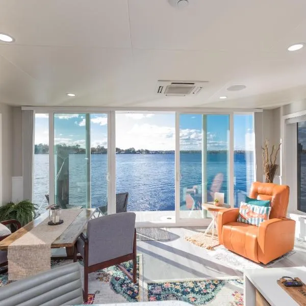 New Floating Luxury: Unique Houseboat Retreat, hotel en Fleming Island