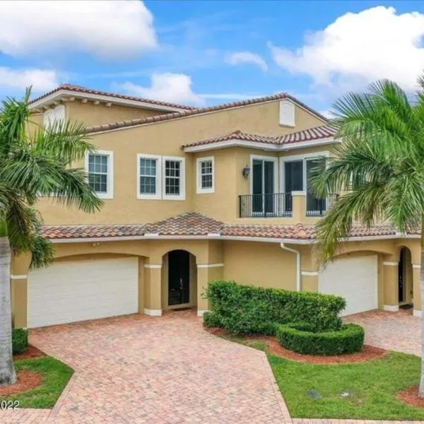 Luxury Villa near beach, hotel din Indian Harbour Beach