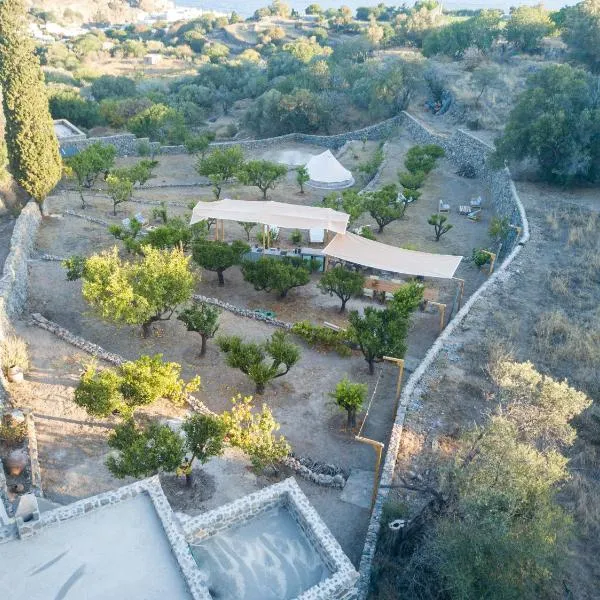 Perivoli A Traditional Eco-Accommodation in a Private Cultivated Garden, מלון בMandrákion