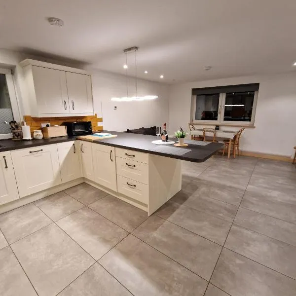 Modern two bedroom house, hotel in Ormiston