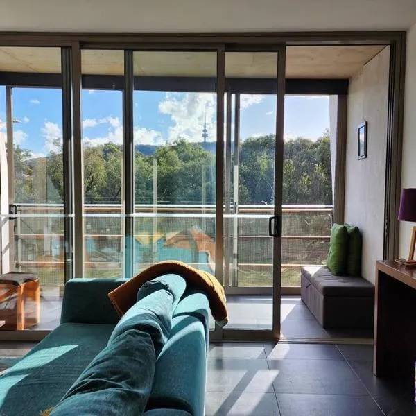 GREEN ROSE Quiet Spacious Lakeside Carpark Exceptional 70m2, hotel in Canberra