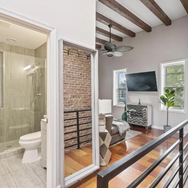 Perfect Location! Stylish Condo Steps Away from Nationals Stadium and Navy Yard in DC's Southwest Gem, hotel in Washington