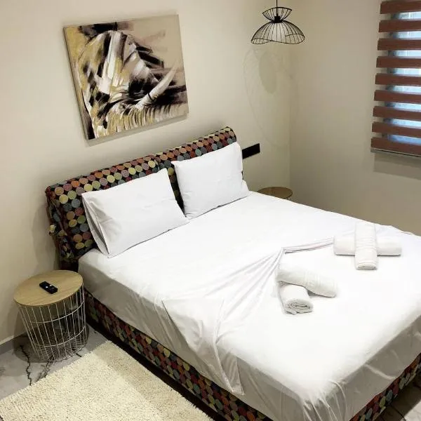 Luxury Home with Garden in the Suburbs, hotel in Kalamata