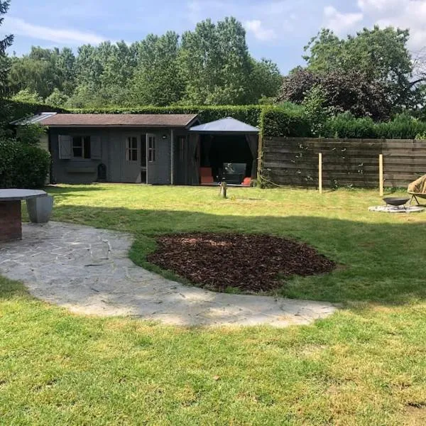 Tiny House Close to Brussels South Charleroi Airport, hotel Courcelles városában