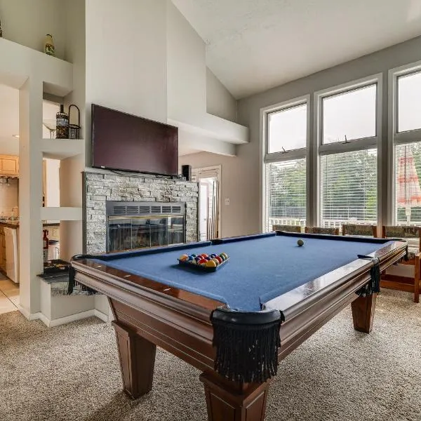 Near Big Boulder Mtn! Home with Fireplace and Games、レイク・ハーモニーのホテル