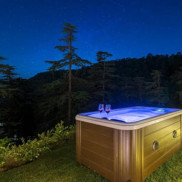 StayVista at Pine Estate with Outdoor Jacuzzi, hotel em Shimla