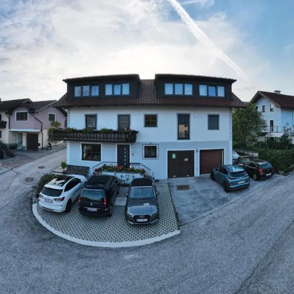 Gästehaus & Vinothek Strasser, hotel v destinaci Mattsee