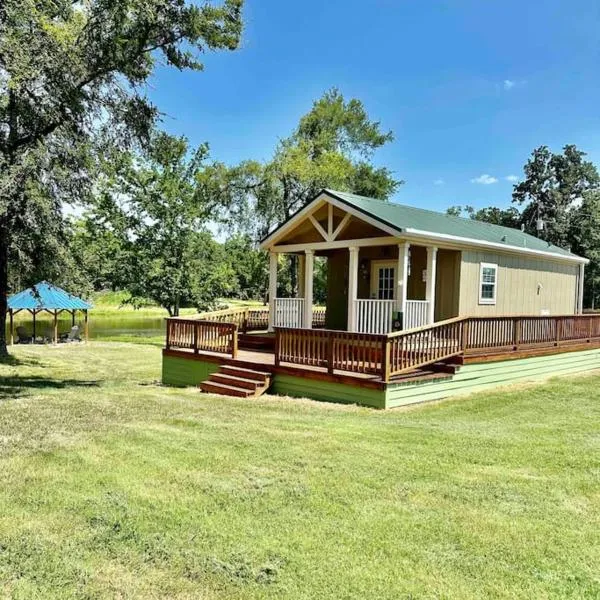 Small Home near Lake Fork with Stocked Pond, hotel in Emory