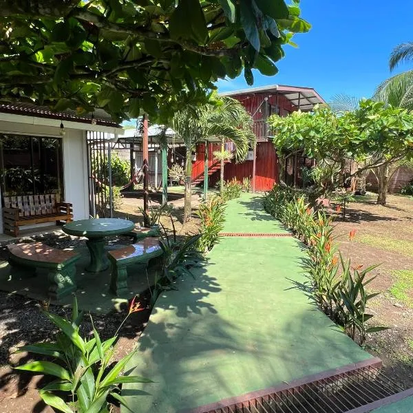 Tortuguero Hill Rooms, hotel u Tortugueru