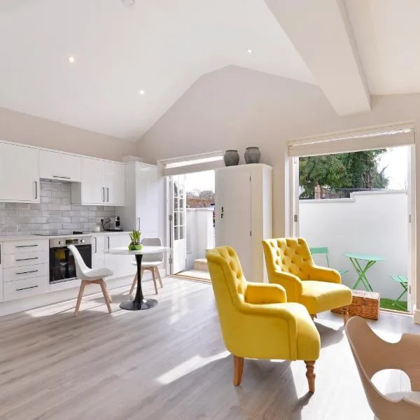 1 bedroom flat in centre of Odiham- free parking，Odiham的飯店