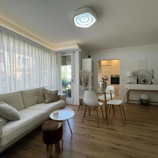 Stylish 1-bedroom condo close to exhibition square, hotel en Basilea