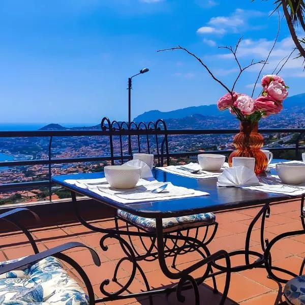 Casa Gina, with views to Funchal Bay, hotel i Funchal