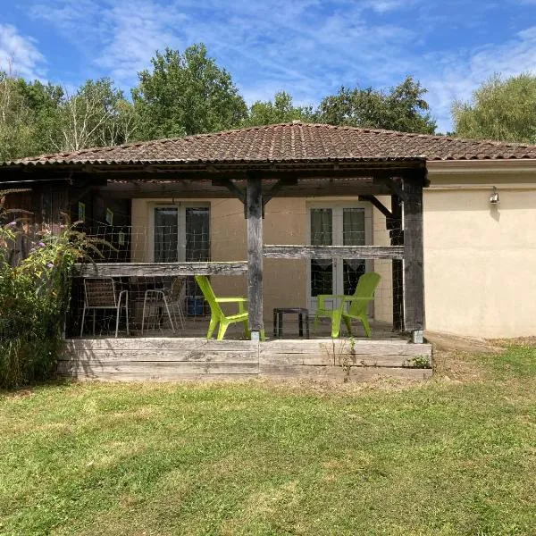 F1 noir/anis, avec terrasse couverte et jardin (E), готель у місті Compreignac