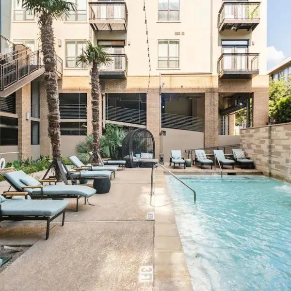 Charming 1,100 sq ft apartment near to The Shops at Legacy，位于普莱诺的酒店