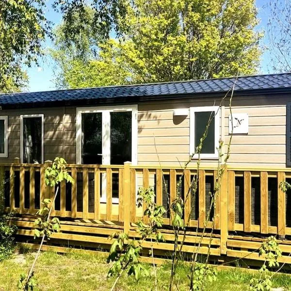 Modern holiday Chalet on lake side holiday park, hotel a Lauwersoog