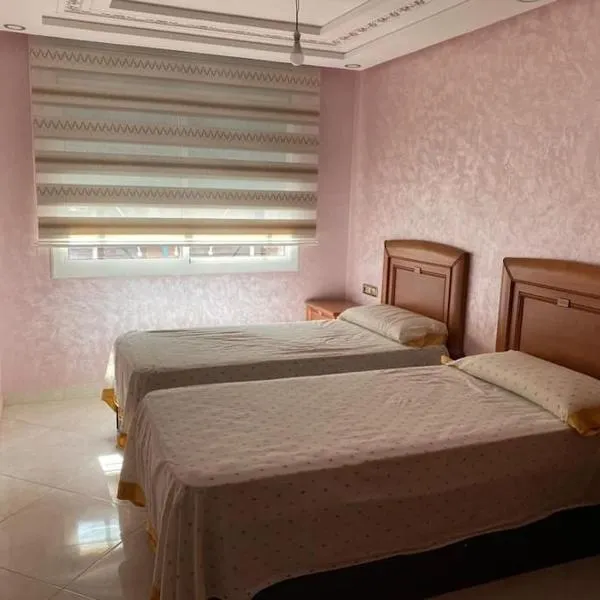 Belle appartement au 1er étage avec climatisation, ascenseur, ADSl, etc à Nador-Neuf、ナドールのホテル